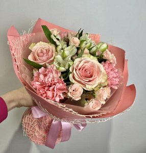Букетон 313 из гвоздик, роз, кустовых роз, альстромерий